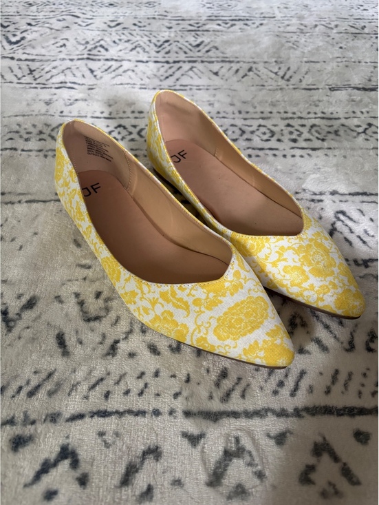 Shoes - JF Amanda Pointed Toe Flats in Yellow and White Textile, Size 9